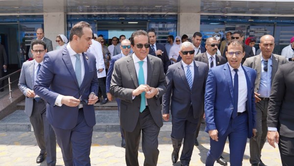 محافظ الاسماعيلية وزير الصحه 