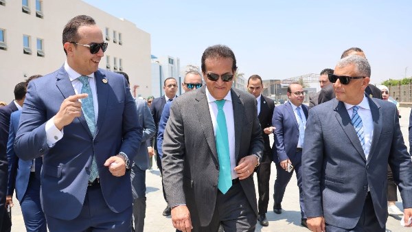 وزير الصحه و محافظ الاسماعيلية 