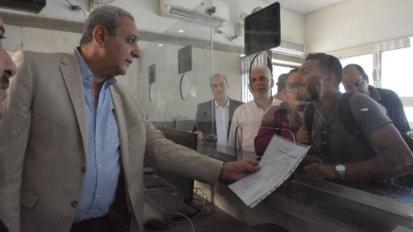 محافظ الغربية يتلقى طلبات المواطنين 