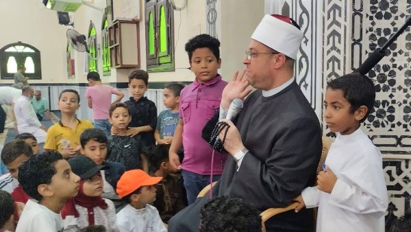 وكيل الاوقاف بالسويس وسط الاطفال بالمسجد