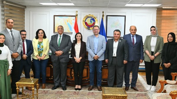جاكلين عازر مع وفد بالتنمية المحلية جاكلين عازر مع وفد بالتنمية المحلية