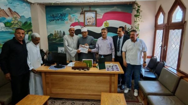 تكريم عاملين في الأزهر بعد العثور 450 ألف جنيه