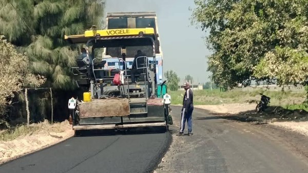 رصف طريق الكليات بالبستان