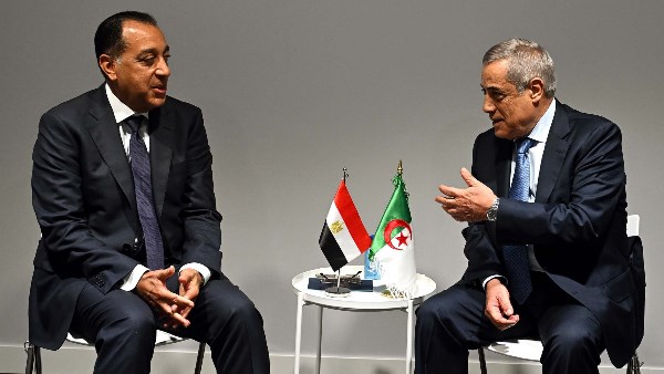 رئيس الوزراء يلتقى مع نظيره الجزائرى