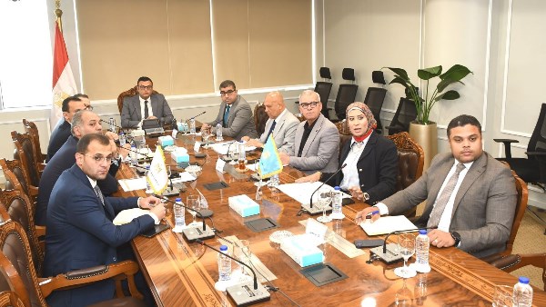 اجتماع لمتابعة سير العمل بالمشروعات التنموية
