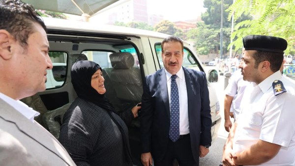 تسليم سيارة ميكروباص لأسرة سائق سيارة حادث الإقليمى