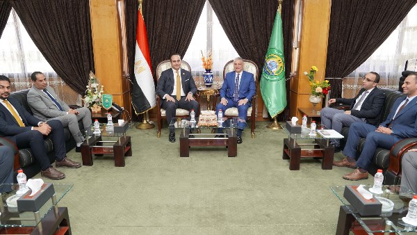 رئيس هيئة الرعاية الصحية يلتقي محافظ الإسماعيلية رئيس هيئة الرعاية الصحية يلتقي محافظ الإسماعيلية