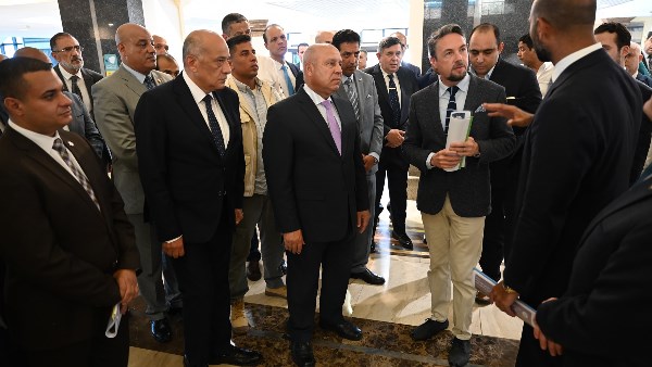  وزير الصناعة يتفقد محطة الركاب السياحية