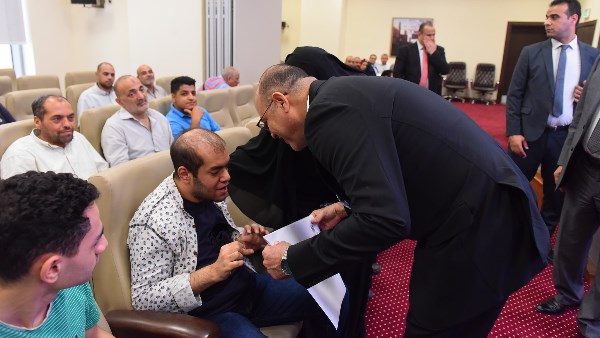 وزير العمل يُسلم عقود جديدة لذوي الهمم وزير العمل يُسلم عقود جديدة لذوي الهمم