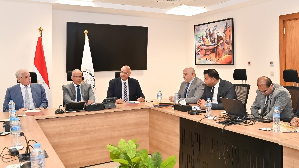 اثناء مناقشة أعمال تطوير الكورنيش بالقليوبية