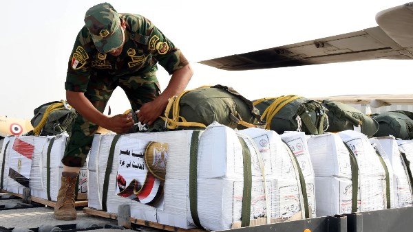 مصر تسقط أطنان من المساعدات جواً على قطاع غزة 