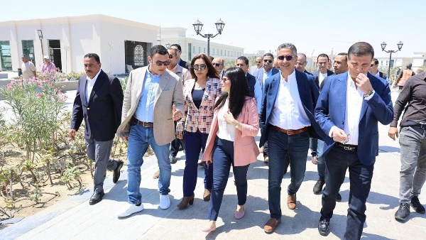 وزير الإسكان يتفقد أبراج "الداون تاون"
