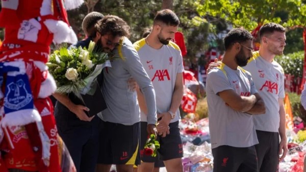 صلاح ولاعبو ليفربول أمام النصب التذكارى لـ"جوتا"