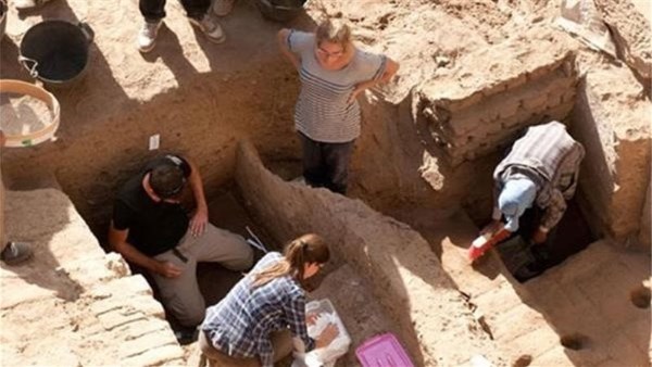 العثور على بقايا المدينة السكنية الرئيسية لواحات الخارجة العثور على بقايا المدينة السكنية الرئيسية لواحات الخارجة