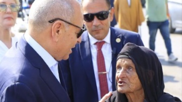  محافظ القاهرة يستجيب لطلب مسنة 