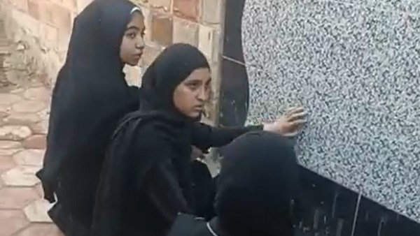 مشهد أمام المقابر