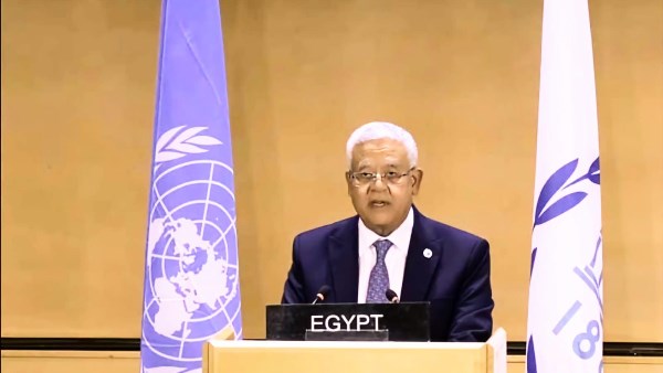خلال الاجتماع