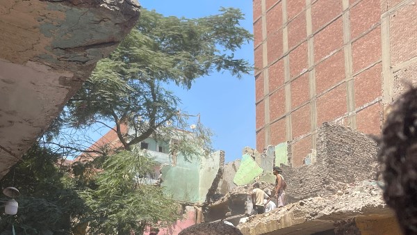 صور من عقار شبرا مصر المنهار