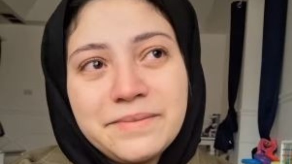 أم تناشد المصريين بالدموع لإنقاذ صغيريها أم تناشد المصريين بالدموع لإنقاذ صغيريها