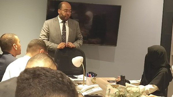 مهني مصطفى الشريك المؤسس بمكتب كمال شعيب ينقل خبراته لشباب المحامين في الدورة الخامسة