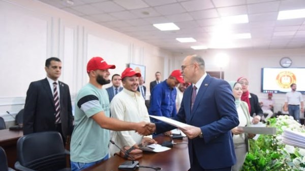 وزير العمل يسلم عقود توظيف لكوادر مصرية للعمل في البوسنة والهرسك
