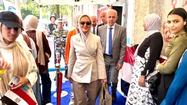 حيوية الديمقراطية.. سحر نصر تدلي بصوتها في انتخابات الشيوخ بمصر الجديدة