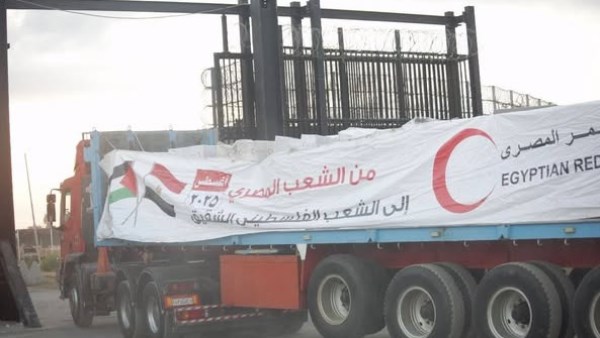 أكثر من 95 ألف سلة غذائية.. الهلال الأحمر يرسل قوافل مساعدات تكفي نصف مليون شخص إلى غزة