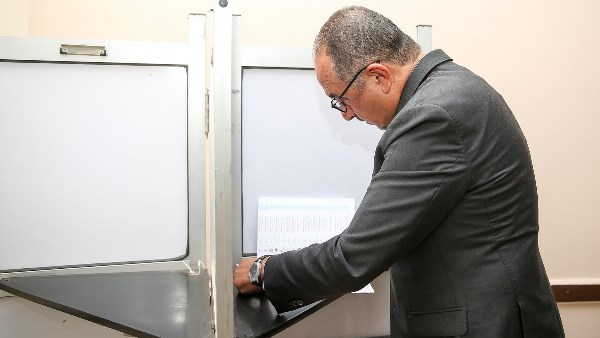 وزير قطاع الأعمال يُدلي بصوته في انتخابات مجلس الشيوخ بالتجمع الخامس