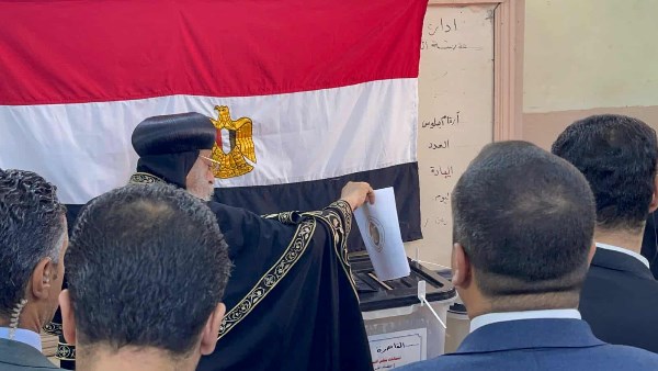 البابا تواضروس الثاني يدلي بصوته في انتخابات مجلس الشيوخ 2025.. ويدعو المصريين للمشاركة