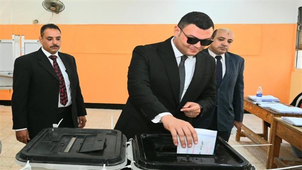 «واجب وطني».. وزير الإسكان يدلي بصوته في انتخابات الشيوخ
