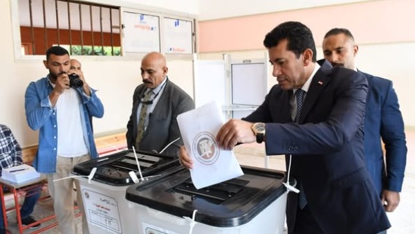 «أول الصف».. وزير الرياضة يدلي بصوته في انتخابات الشيوخ بالشروق