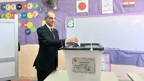«أول الصف».. وزير الاتصالات يدلي بصوته بلجنة المدرسة اليابانية في الشيخ زايد