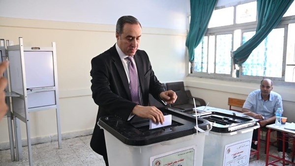 الأمين العام لمجلس النواب يدلي بصوته في انتخابات مجلس الشيوخ