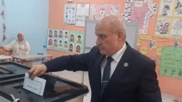 رئيس هيئة النيابة الإدارية يدلى بصوته بانتخابات مجلس الشيوخ بمدينة 15 مايو