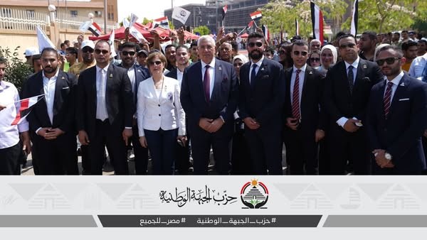 السيد القصير يلتقي بالناخبين بعد إدلائه بصوته فى مدرسة اللغات بمدينتى
