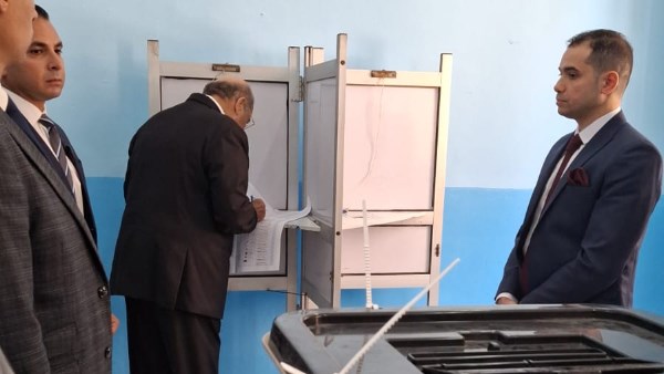 المستشار عبدالوهاب عبدالرازق  يدلى بصوته في انتخابات الشيوخ