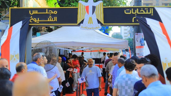 توافد الناخبين على مدرسة قصر الدوبارة بقصر النيل للإدلاء بأصواتهم في ثاني أيام انتخابات الشيوخ توافد الناخبين على مدرسة قصر الدوبارة بقصر النيل للإدلاء بأصواتهم في ثاني أيام انتخابات الشيوخ