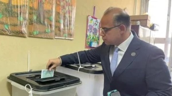 رئيس هيئة الرقابة المالية يدلى بصوته فى انتخابات مجلس الشيوخ 2025