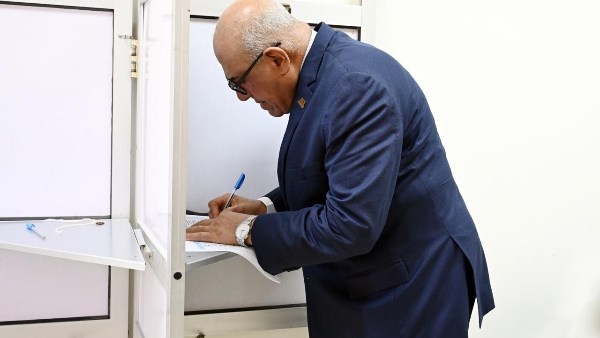 رئيس الهيئة العربية للتصنيع يدلى بصوته فى انتخابات مجلس الشيوخ