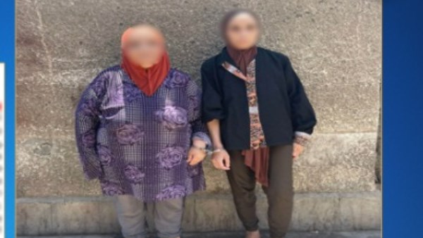 «بسبب خلافات بينهم».. القبض على سيدة ووالدتها لإضرام النيران في باب شقة مهندس بالجيزة