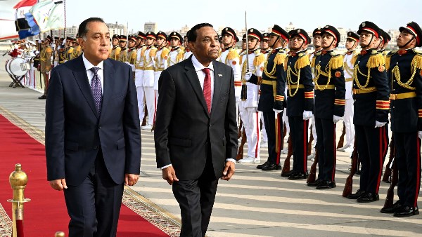 «بمراسم استقبال رسمية».. رئيس الوزراء يستقبل نظيره السوداني بمطار القاهرة الدولي «بمراسم استقبال رسمية».. رئيس الوزراء يستقبل نظيره السوداني بمطار القاهرة الدولي