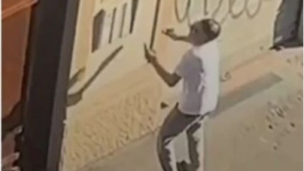 «علي الطلاق بالثلاثة».. مصري يطلق زوجته عبر الهاتف بشكل علني وسط شوراع إيطاليا