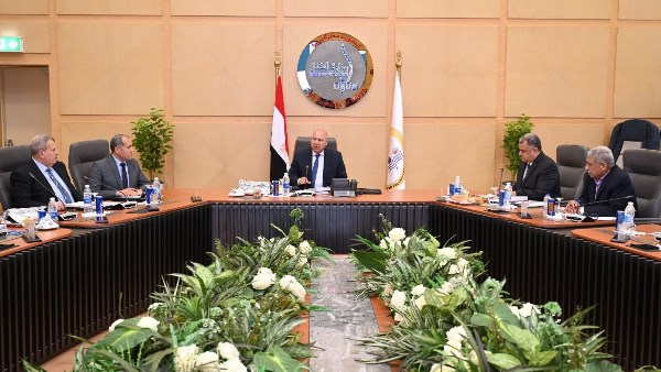 الفريق كامل الوزير يترأس اجتماع الجمعية العمومية العادية لشركة السكك الحديدية 