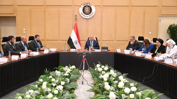  اجتماع كامل الوزير مع كبار مصنعي السيارات 
