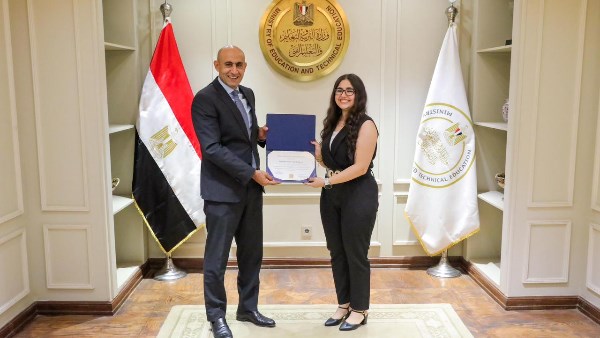 وزير التعليم يكرم الطلاب أوائل مدارس النيل المصرية الدولية