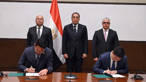 توقيع عقد إنشاء مصنع 