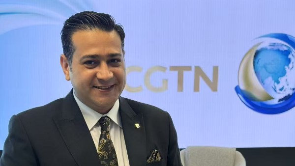 مصطفى كفافي مذيعا للأخبار في التلفزيون الصيني الناطق بالعربية
