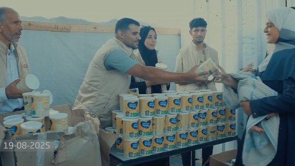 «مش هننساكم ومعاكم دايمًا».. اللجنة المصرية توزع الحليب على أطفال قطاع غزة
