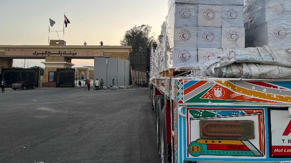 دفع الهلال الأحمر المصري، صباح اليوم، قافلة « زاد العزة .. من مصر إلى غزة» الـ 24، حاملة عدد من شاحنات