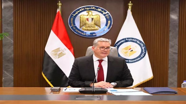 كريم بدوي وزير البترول